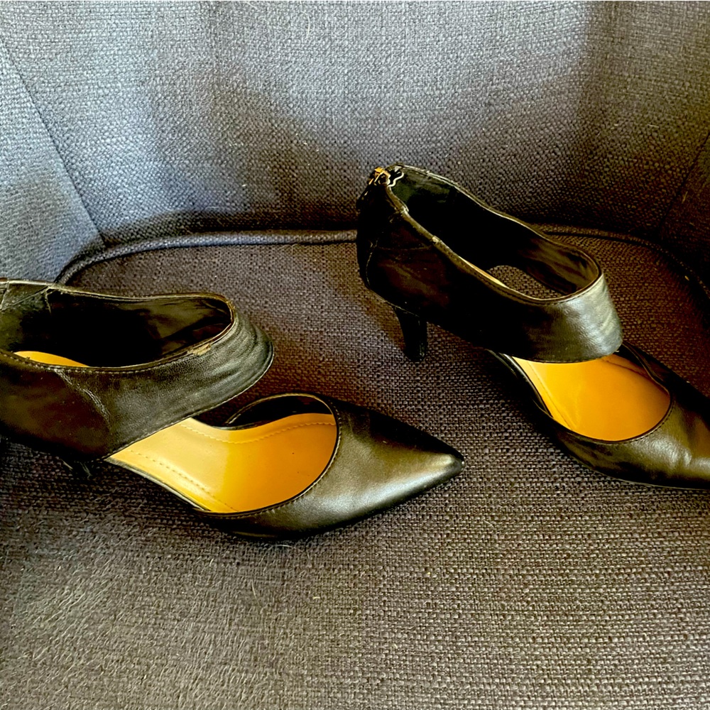 Ellen Tracy zip back heels.